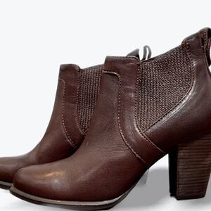 UGG Brown Leather Heeled Ankle Boots Women's Size 9 Fits Like 8
Fur‎ Lined Toes